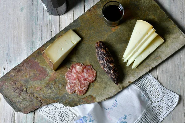 Kan sosisli peynir tahtası ve tipik İspanyol şarabı.