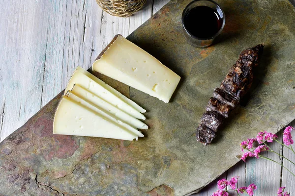 Kan sosisli peynir tahtası ve tipik İspanyol şarabı.