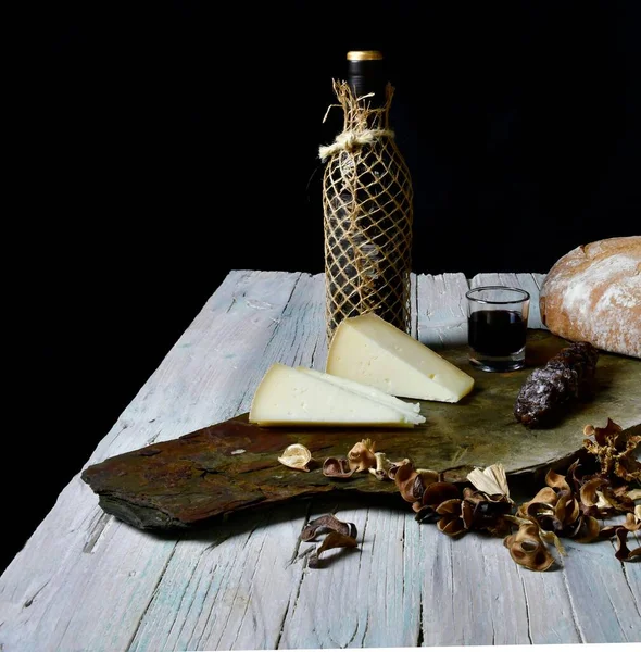 Kan sosisli peynir tahtası ve tipik İspanyol şarabı.