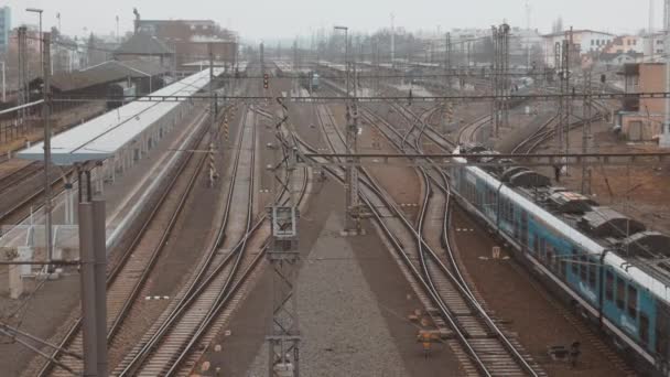 El tren llega a la estación. Vista desde arriba . — Vídeo de stock