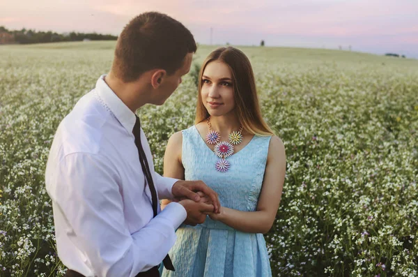 Romántica pareja joven sensual en el amor posando en el campo de verano —  Fotos de Stock