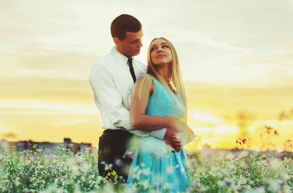 Pareja romántica corriendo en el campo tomados de la mano. Pareja disfrutando —  Fotos de Stock