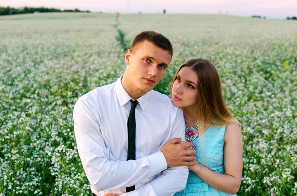 Pareja romántica corriendo en el campo tomados de la mano. Pareja disfrutando —  Fotos de Stock