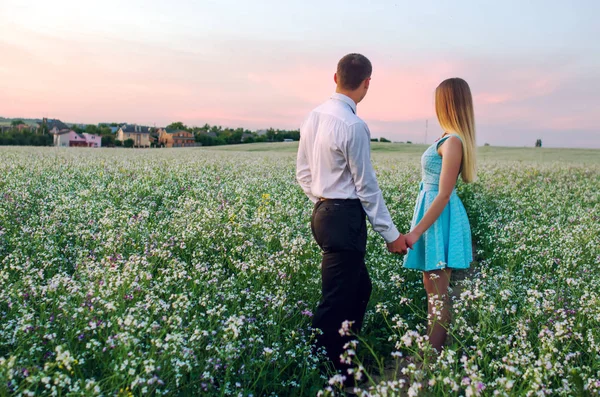 Romántica pareja joven sensual en el amor posando en el campo de verano —  Fotos de Stock