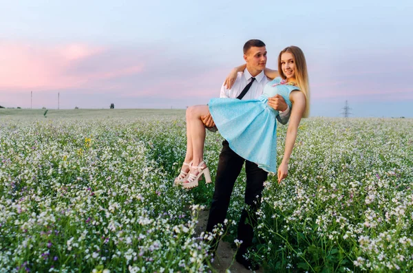 Pareja romántica corriendo en el campo tomados de la mano. Pareja disfrutando —  Fotos de Stock