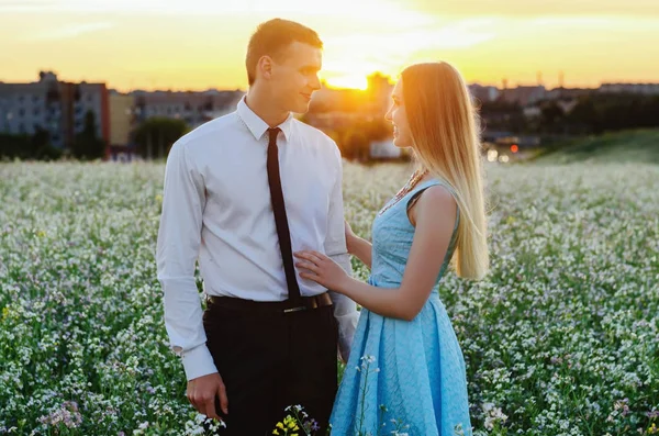 Romántica pareja joven sensual en el amor posando en el campo de verano —  Fotos de Stock