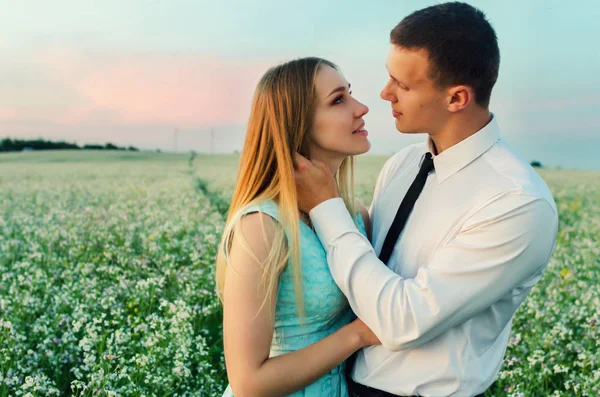 Pareja romántica corriendo en el campo tomados de la mano. Pareja disfrutando —  Fotos de Stock