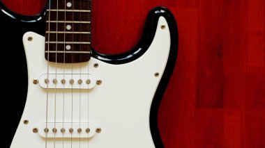 kırmızı arkaplanda izole edilmiş elektro gitar