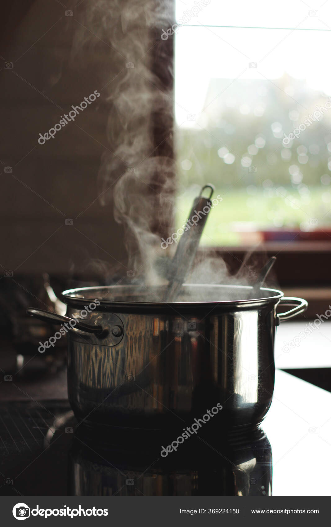 https://st3.depositphotos.com/35137694/36922/i/1600/depositphotos_369224150-stock-photo-pot-steam-kitchen-aroma.jpg