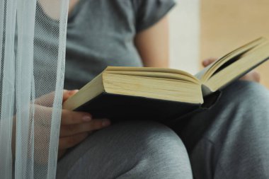 Karantina sırasında kitap okuyan kız..