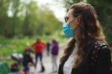 Kuralları çiğneyen ve covid-19 salgını sırasında toplum içinde maske takmayan insanlar..