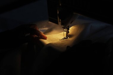 Geceleri dikiş makinesi..