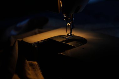 Geceleri dikiş makinesi..