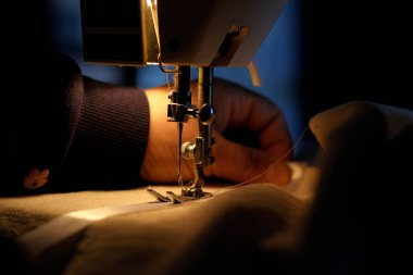 Geceleri dikiş makinesi..