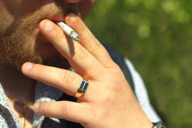 Sigara içen bir adam. Yakın çekim..