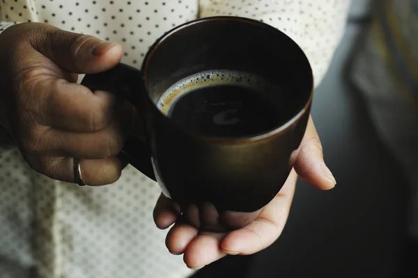 Bir Kadının Elinde Bir Fincan Kahve — Stok fotoğraf