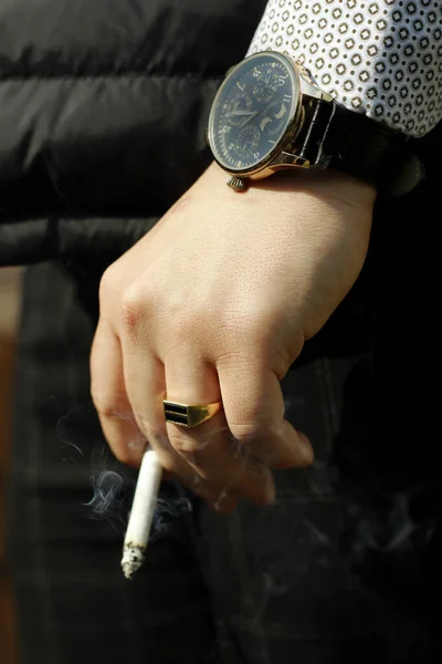 Egy Férfi Cigarettázik Kéz — Stock Fotó