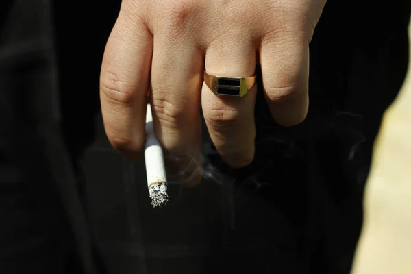 Mannen Som Röker Cigarett Handskar — Stockfoto