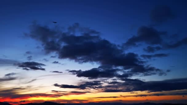 Flugzeug Fliegt Über Den Himmel Einem Farbenfrohen Sonnenuntergang Den Gorbea — Stockvideo