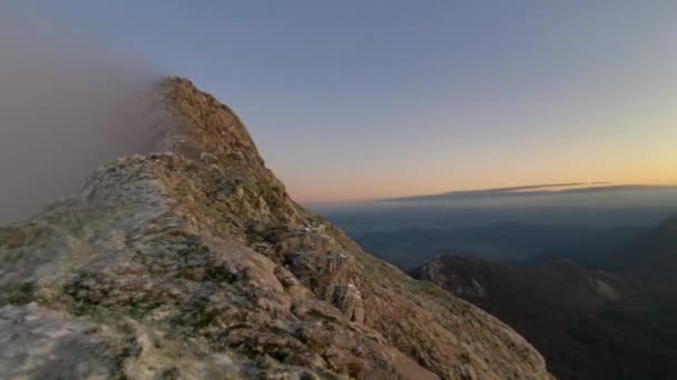 Nebeliger Und Kalter Sonnenuntergang Vom Gipfel Des Amboto — Stockvideo