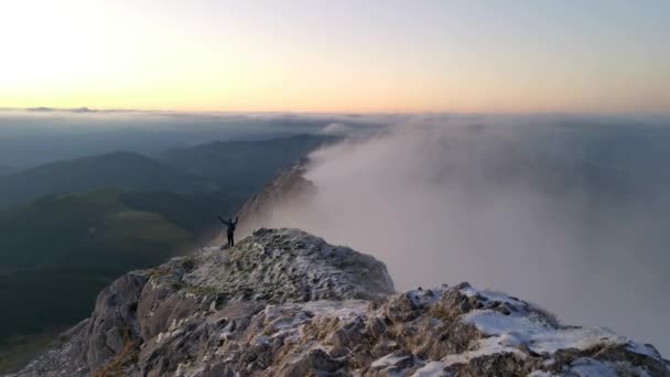 Mountaineer Enjoying Amazing Views Frozen Ridge Mountains Basque Country Amboto — Stock Video