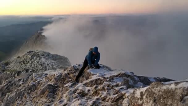 バスク地方の山の中でアンボートピークの頂上に達する青いジャケットを持つ登山家 — ストック動画