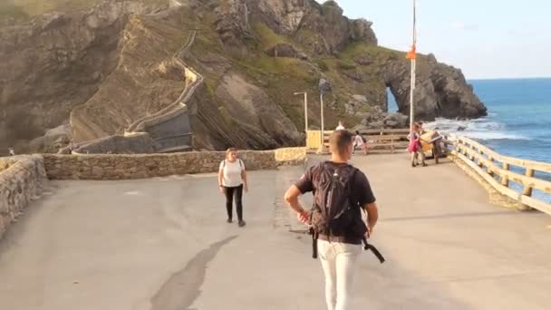 Mladý Chlapec Kráčí Směrem Poustevně San Juan Gaztelugatxe Slunečného Letního — Stock video