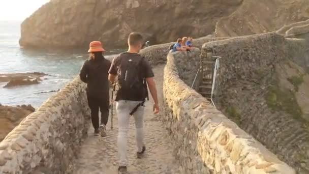 Niño Caminando Hacia Ermita San Juan Gaztelugatxe Soleado Día Verano — Vídeo de stock