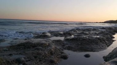 Güneş doğarken Azkorri plajında tam bir sükunet hakim.