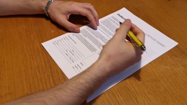 Молодой Человек Руками Подписывает Документ Ручкой — стоковое видео