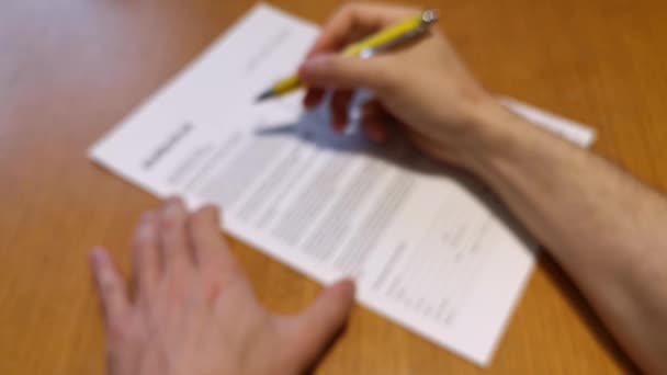 Jovem Mãos Assinar Documento Com Uma Caneta — Vídeo de Stock