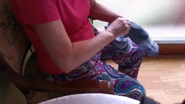 Femme Âgée Assise Dans Une Chaise Pliante Chaussettes Maison — Video