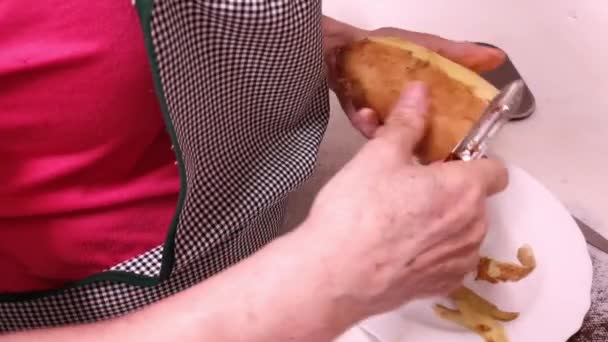 Señora Mayor Pelando Patatas Plato — Vídeo de stock