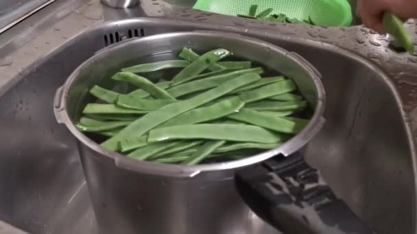 Señora Mayor Cortando Picando Vainas Cocina Antes Cocinarlas — Vídeos de Stock