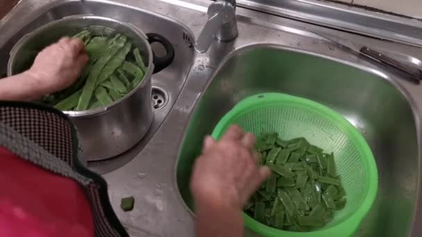 Starsza Pani Cięcia Cięcia Strąków Kuchni Przed Ich Gotowania — Wideo stockowe