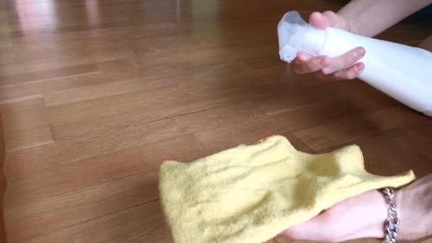 Desinficering Och Sanering Golvet För Coronavirus Desinficera Med Rengöringsmedel Sprayflaska — Stockvideo