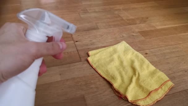 Desinfectie Schoonmaken Van Vloer Voor Coronavirus Desinfecteren Met Huishoudreiniger Spray — Stockvideo