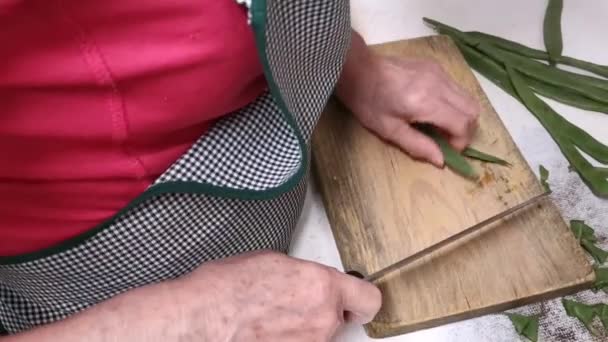 Señora Mayor Cortando Picando Vainas Cocina Antes Cocinarlas — Vídeo de stock