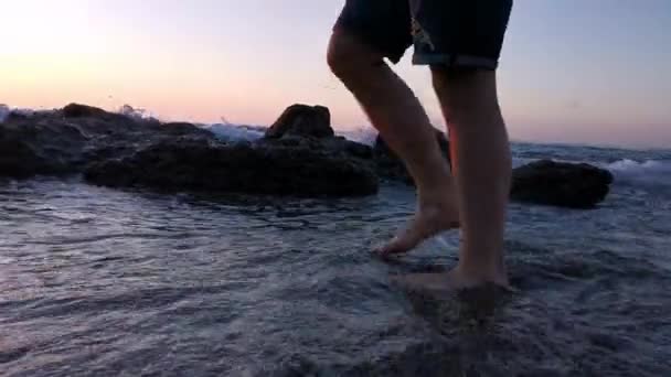 Menino Com Pequena Tatuagem Perna Andando Sobre Rochas Pôr Sol — Vídeo de Stock