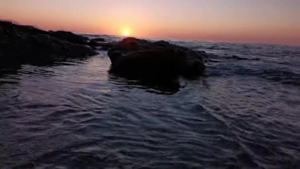 Atardecer Verano Desde Playa Azkorri Getxo Olas Chocando Contra Rocas — Vídeos de Stock