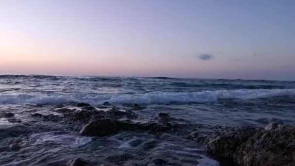 Atardecer Verano Desde Playa Azkorri Getxo Olas Chocando Contra Rocas — Vídeo de stock