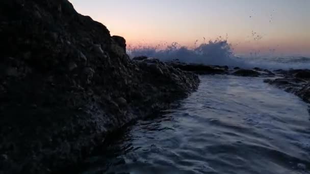 Atardecer Verano Desde Playa Azkorri Getxo Olas Chocando Contra Rocas — Vídeos de Stock