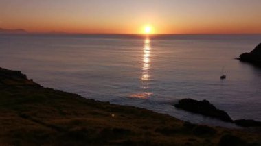 Yaz günbatımı uçurumdan Plencia koyuna ve koyuna manzaralı