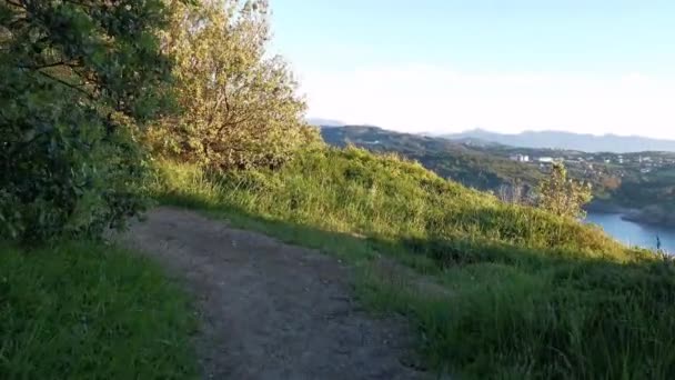Vue sur la baie de Plencia depuis le sommet de la falaise par une journée d'été ensoleillée 