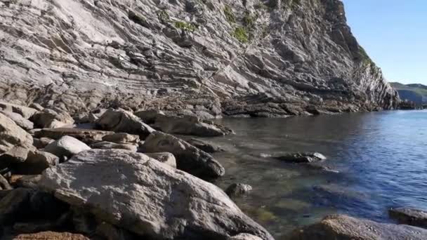 Güneşli Bir Yaz Gününde Uçurumun Tepesinden Plencia Körfezi Manzarası — Stok video