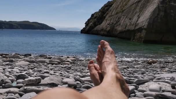 男孩在一个水晶般清澈的蓝水的天堂里放松 — 图库视频影像