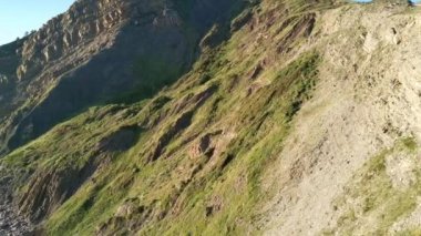 Bitkilerle dolu bir uçurum ve Cantabrian okyanusunda erişimi olmayan bir koy.