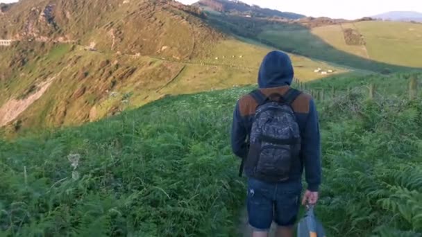 Joven Con Mochila Aletas Las Manos Caminando Por Senderos Cerca — Vídeos de Stock