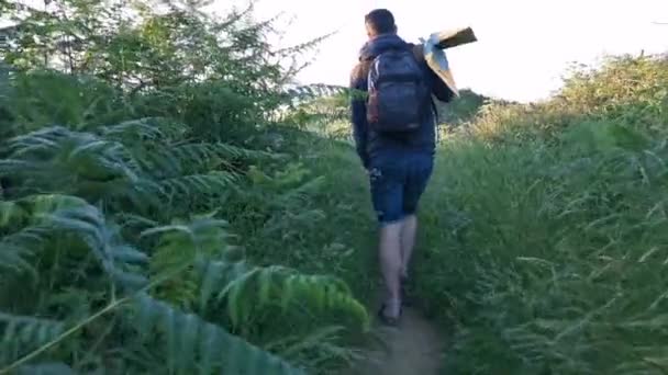 Jongeman Met Rugzak Flippers Hand Wandelend Paden Bij Kust — Stockvideo