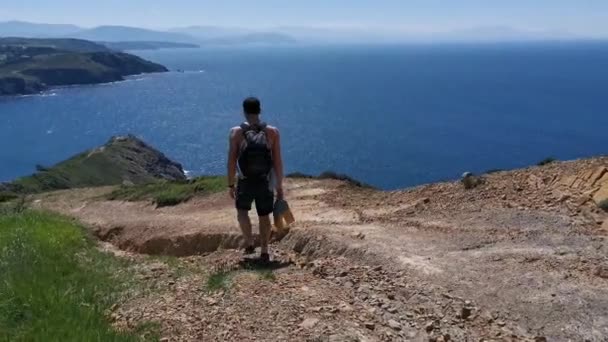 Niño Con Mochila Aletas Mano Caminando Por Acantilado Hacia Una — Vídeo de stock